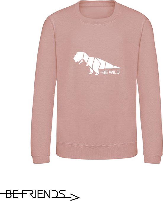 Roze sweater met een witte origami dinosaurus print en "BE WILD" tekst.