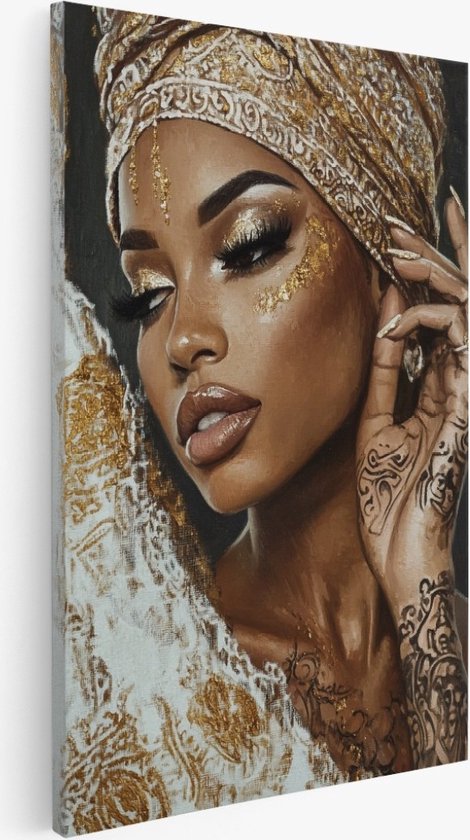 Gouden portret van een vrouw met hoofddoek en make-up, detail van gezicht en tatoeages.