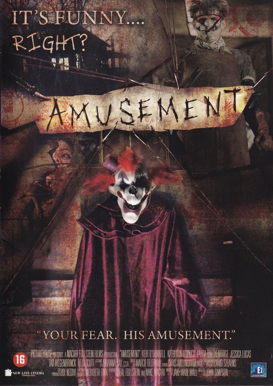 Een enge clown met een paarse cape en rode kuif, voor de poster van de film 'Amusement'.