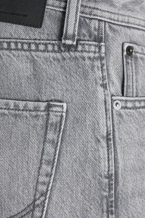 Detail van de achterzakken van een grijze jeans.