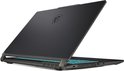 Zwarte MSI gaming laptop, open in een hoek, met gedetailleerd scharnier en verlicht toetsenbord.