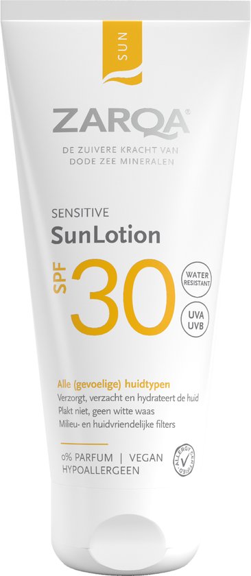 ZARQA SunLotion Sensitive SPF 30, in een witte tube met oranje en gele opdruk. Hypoallergeen en vegan.