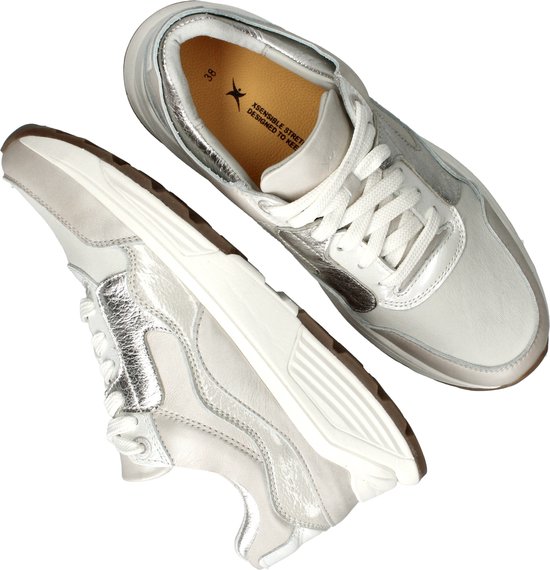 Lichtbeige damessneakers met zilveren accenten, witte zolen en veters. Van bovenaf gezien.