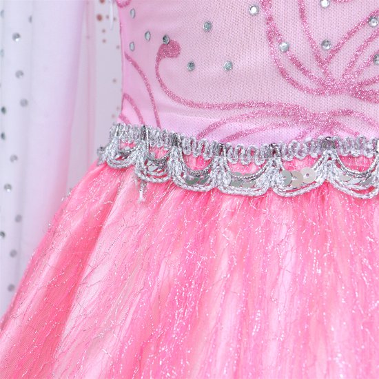 Detail van de roze prinsessenjurk met zilveren ceintuur en glitterstof.