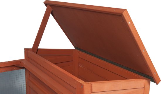 Detail van het openklapbare houten dak van het konijnenhok.