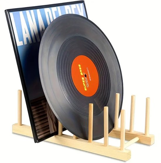 Een houten standaard met een vinylplaat en de hoes van Lana Del Rey.