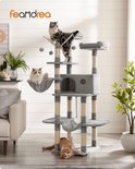 Grijze kattenboom met twee katten: een grijze tabby boven, een ragdoll in mandje, oranje kat liggend.