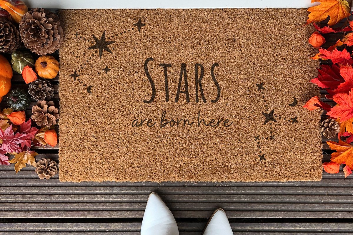 Laser Point Stars Are Born Here | 90x60 cm | Nieuwe huis cadeau | Ingangsmat | Deurmat met stijl | Verhuizing cadeau | Praktisch & trendy | Perfect voor binnenkomst | Cadeau voor nieuwe woning Bruin | Zwart (Gravering 90x60)
