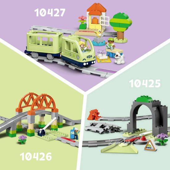 LEGO Duplo treinen met groene wagon, oranje brug, grijze tunnel en stations.