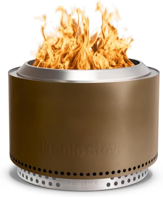 Bronzen Solo Stove vuurkorf met vlammen, op een witte achtergrond.