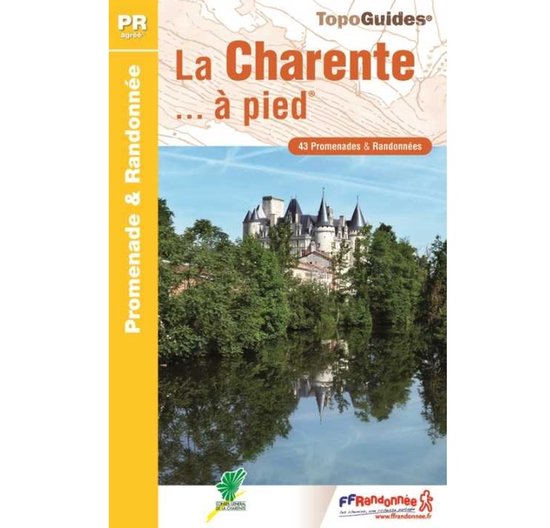 Couverture du guide 'La Charente à pied' avec un château, des arbres et de l'eau.