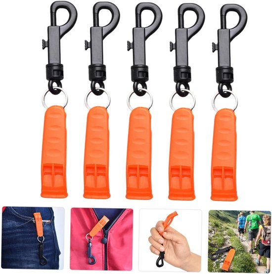 Vijf oranje fluitjes met zwarte clips. Afbeeldingen tonen fluitjes aan kleding en tijdens het wandelen.