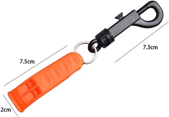 Oranje fluitje met zwarte clip. Afmetingen: fluitje 7.5cm, clip 7.3cm, breedte 2cm.