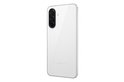 Witte Samsung smartphone, van achteren schuin getoond, met een verticale drievoudige camera-opstelling.