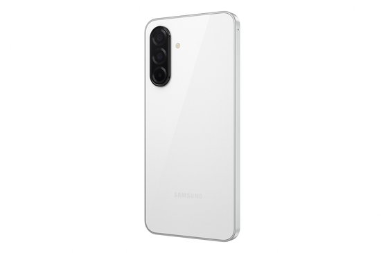 Witte Samsung smartphone, van achteren schuin getoond, met een verticale drievoudige camera-opstelling.