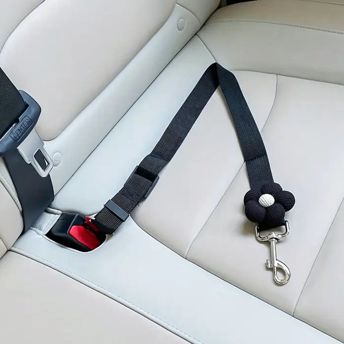 Ultiluxe® Auto gordel voor honden - Zwart/wit - Autoriem met bloem - 57 cm - Hondenriem met schattig bloemetje - Veiligheidsgordel huisdieren - Vertelbare autogordel - Hondengordel - Reizen, onderweg, autorit - Veilig voor dieren