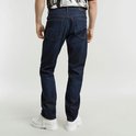 Donkerblauwe G-Star jeans, gedragen door een man. Zicht op de achterkant en zijkanten.
