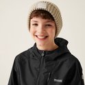 Glimlachende jongen met beige muts en zwarte jas met capuchon, logo op borst.