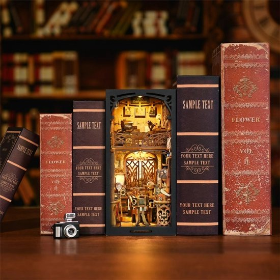 Diorama in boekvorm met filmthema, omringd door decoratieve boeken met tekst.