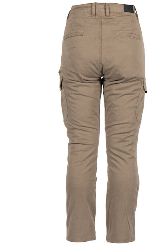 Achterkant van een zandkleurige dames cargobroek met naden en zakken.