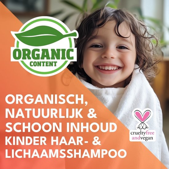 Vrolijk lachend kind met krullend haar, omwikkeld in een badjas. "Organisch, Natuurlijk & Schoon Inhoud Kinder Haar- & Lichaamsshampoo" staat op de afbeelding.