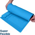 Blauwe antistatische mat, waarbij deels een rol wordt opgerold, wat de flexibiliteit toont.