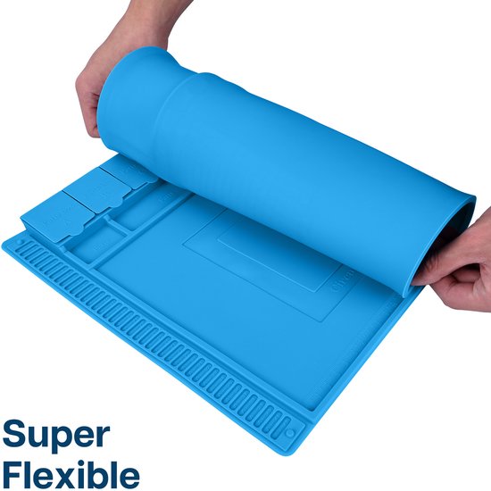 Blauwe antistatische mat, waarbij deels een rol wordt opgerold, wat de flexibiliteit toont.