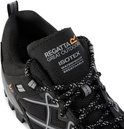 Sluiting van een zwarte wandelschoen met 'Regatta Isotex Waterproof breathable' op de tong.