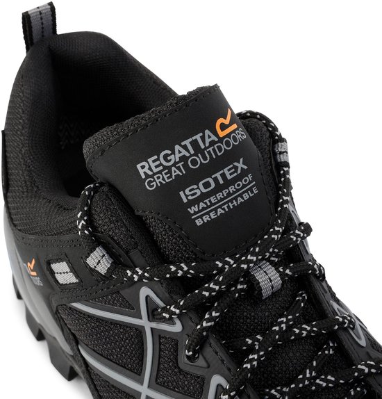 Sluiting van een zwarte wandelschoen met 'Regatta Isotex Waterproof breathable' op de tong.