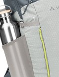 Grijze Vaude rugzak met een lichtgrijs voorpaneel met geometrisch patroon, waterfles in zijvak.