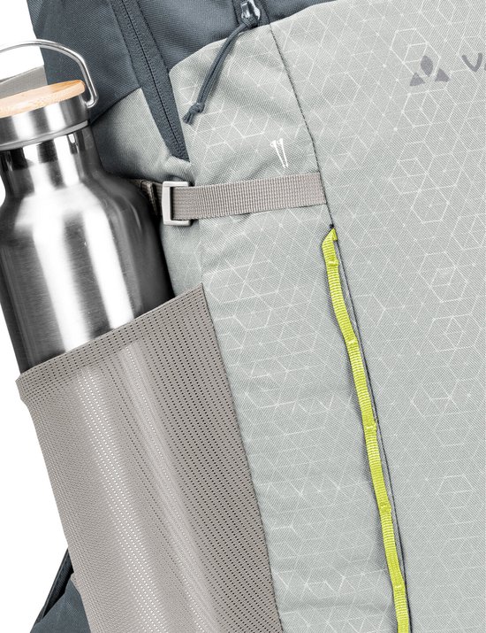 Grijze Vaude rugzak met een lichtgrijs voorpaneel met geometrisch patroon, waterfles in zijvak.