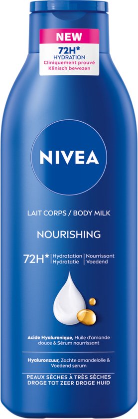 Blauwe Nivea body milk fles met 'NEW 72H HYDRATION' etiket, voedende formule voor zeer droge huid.