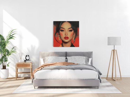 Peinture abstraite d'une femme asiatique aux cheveux relevés, lèvres rouges et boucles d'oreilles dorées, sur fond rouge.