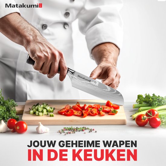 Chef snijdt komkommer en tomaat met een Matakumi mes met damastpatroon en houten handvat. "Jouw geheime wapen in de keuken".