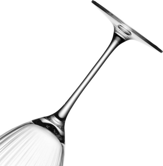 Glas met lange steel, op de kop gehouden, met een dunne, platte bovenrand.