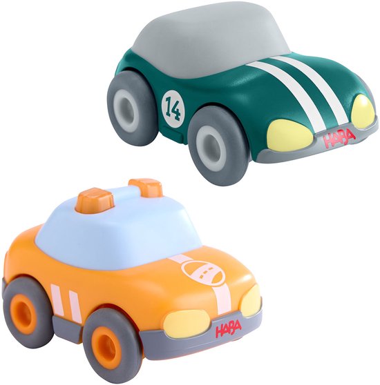 Een oranje en een petrolkleurige speelgoedauto op een witte achtergrond.