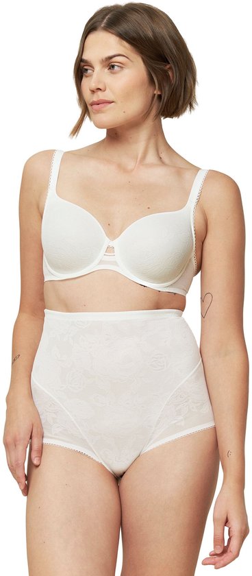 Model met een witte kanten beugel-bh en high-waist slip met bloemenpatroon. Staand.