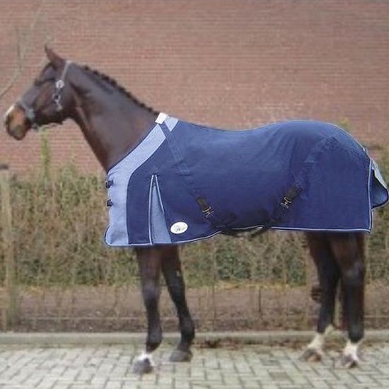 Navy paardendeken met twee tinten blauw en lichtgrijze biezen. Twee gespen aan de voorkant en clips aan de zijkant.