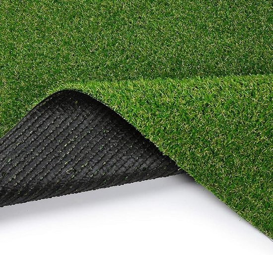 Un morceau de tapis d'herbe artificielle verte enroulé pour montrer son envers noir.