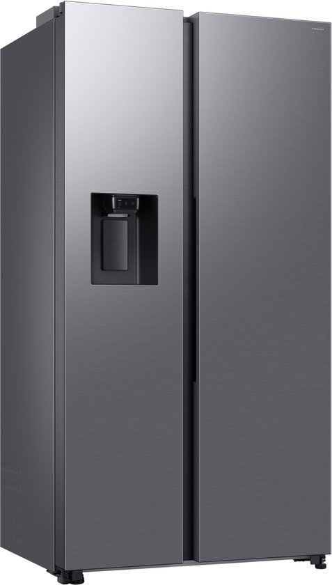Zilverkleurige Amerikaanse Samsung koelkast met waterdispenser, op de voorgrond.
