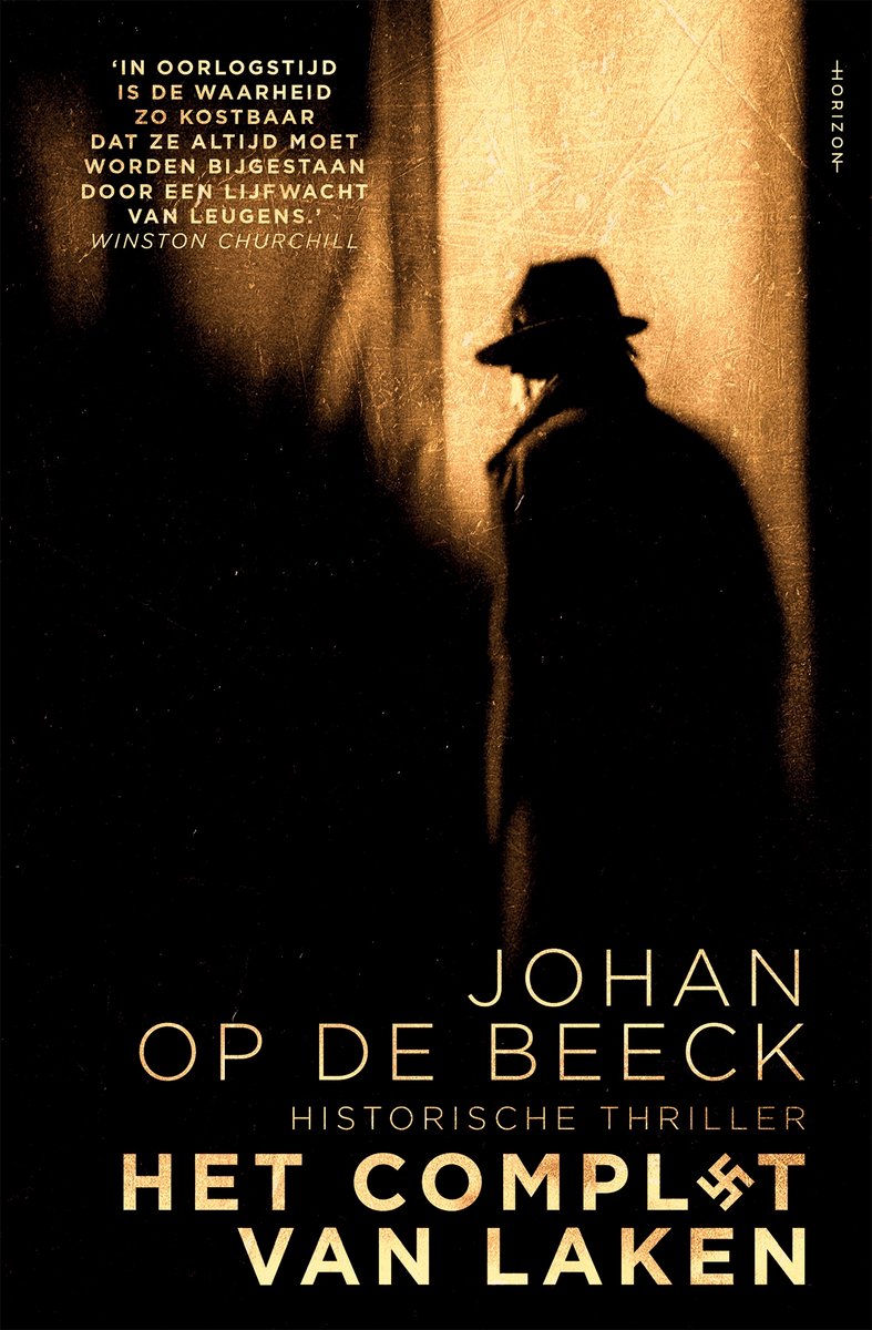 Silhouet van een man met hoed, die in de schaduw staat. Titel: 'Het complot van Laken' door Johan Op de Beeck.