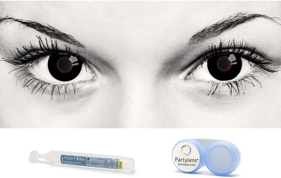 Close-up zwart-wit van twee ogen met zwarte contactlenzen, omringd door wimpers en wenkbrauwen.