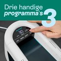 Hand die een schoenverfrisser instelt op 30 minuten en 40°C.