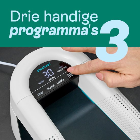 Hand die een schoenverfrisser instelt op 30 minuten en 40°C.