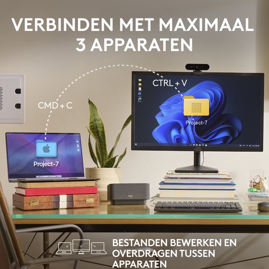 Een bureau met een laptop, monitor en Logitech MX Anywhere 3S muis, verbonden met 3 apparaten.