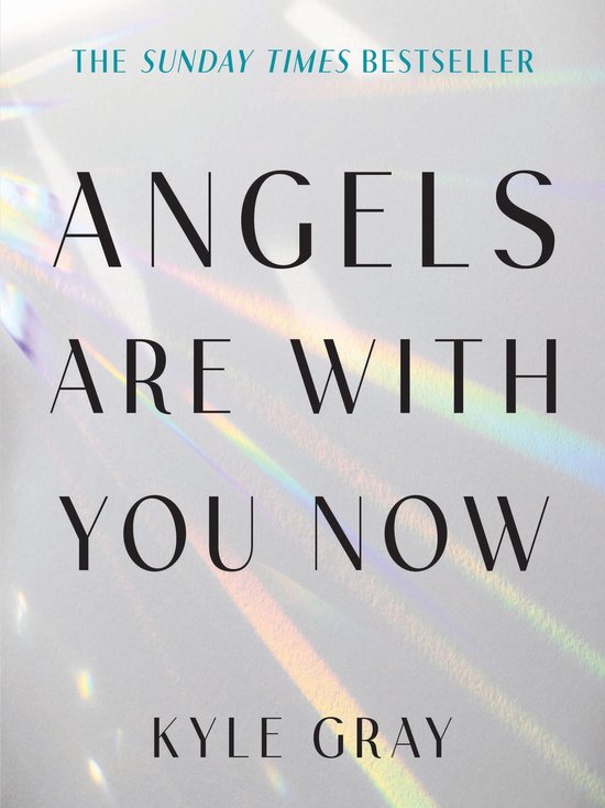 Boek 'Angels Are with You Now' van Kyle Gray, met een zilveren achtergrond met regenboogeffecten.