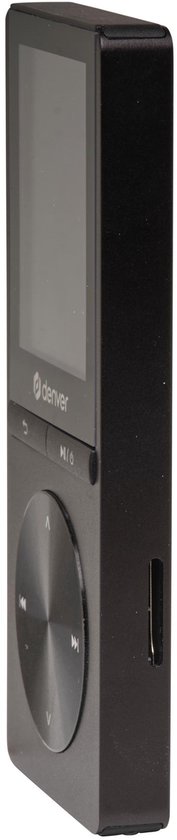 Zijkant van de zwarte Denver MP3/MP4 speler, met zichtbare gleuf voor SD-kaart.