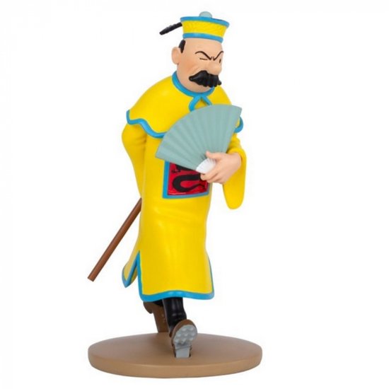 Jansen en costume chinois jaune bordé de bleu, chapeau bleu, moustache et éventail.