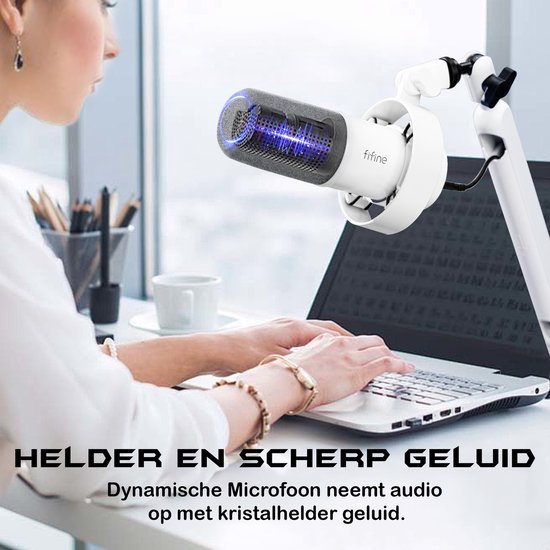Vrouw met een witte microfoon met zwarte windkap, aangesloten op een laptop. Blauwe lichteffecten op de microfoon.
