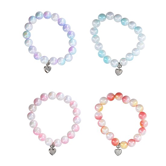 Vier armbanden van parelmoerachtige kralen in blauw, paars, roze en oranje, met hartjesbedeltjes.